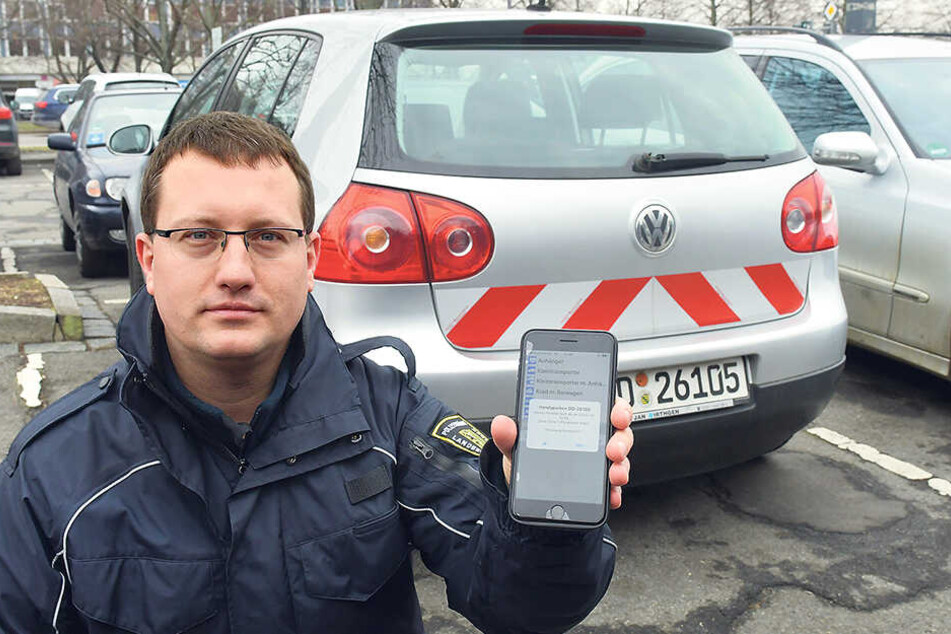 Sven Lehmann (31) vom Ordnungsamt zeigt den neuen E-Parkschein.