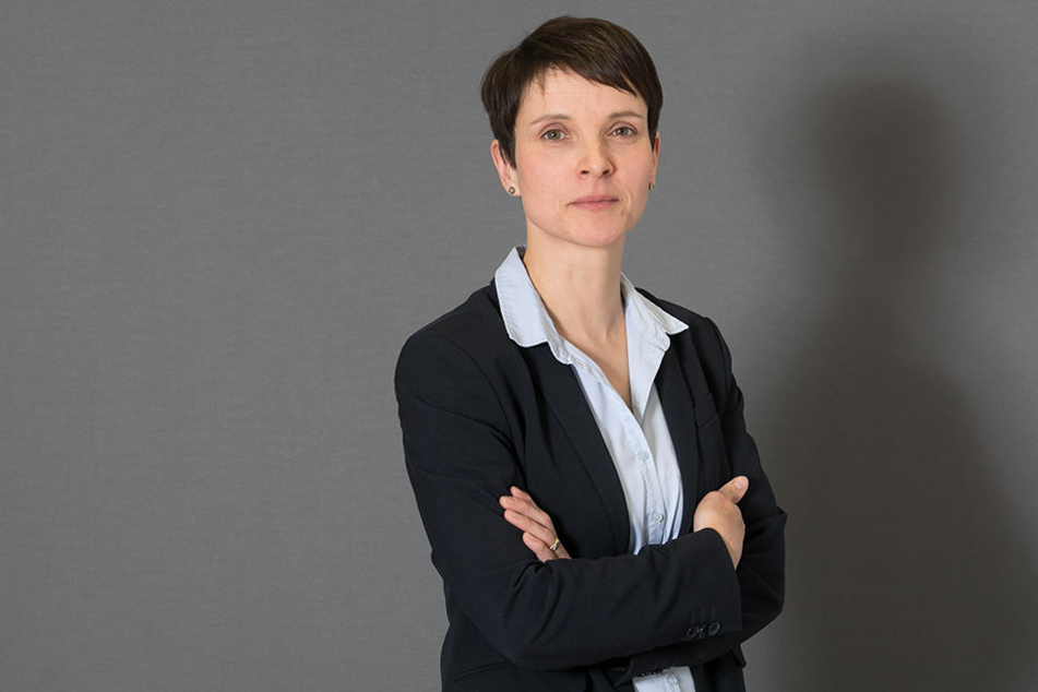 Fraktionslos im Bundestag: Ex-AfD-Chefin Frauke Petry (42). Mit ihrer "Blauen Partei" will sie enttäuschte konservative Wähler ansprechen, denen die AfD zu rechts ist.