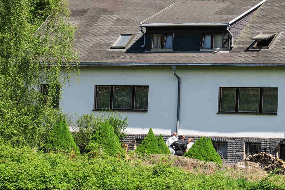 Die Polizei fand im Haus "viele Waffen und Munition".