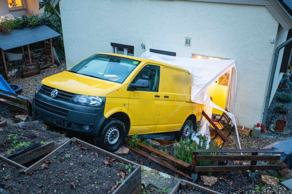 Der Transporter war ins Rollen geraten.