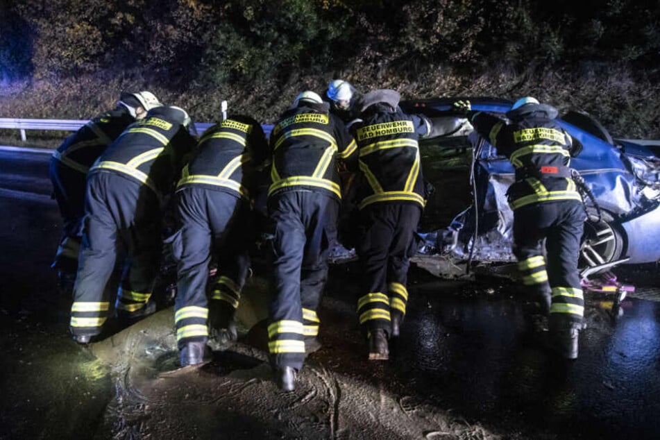 Mit vereinten Kräften schoben die Einsatzkräfte das Unglücksauto an den Fahrbahnrand.
