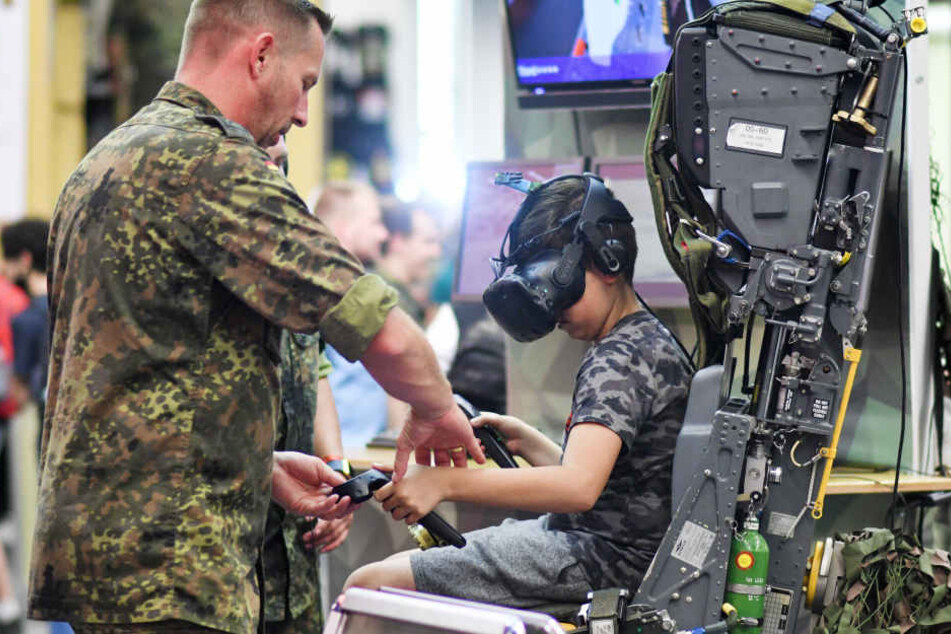 Jugendliche können vor Ort die Technik der Bundeswehr testen.