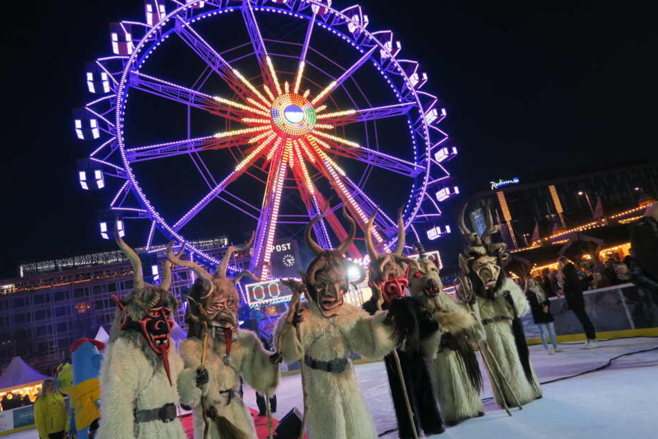 Bis zum 1. März können Besucher nun eine Runde über die Eisbahnen drehen, die Winterrutsche testen oder den Blick über die Stadt per Riesenrad genießen.