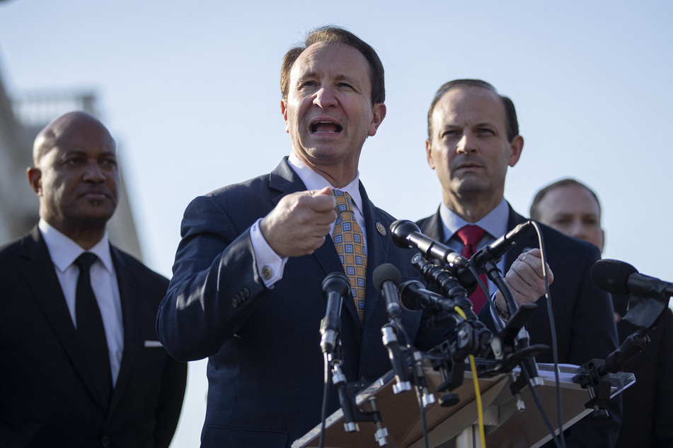 Louisiana Attorney General Jeff Landry (c.) helped launch the lawsuit against the Biden administration.