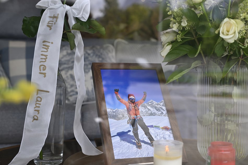 Im Einrichtungsgeschäft ihres Vaters in ihrem Heimatort Garmisch-Partenkirchen sind ein Foto und Kerzen im Schaufenster aufgebaut, auf einer weißen Schleife steht geschrieben: "Für immer Laura".