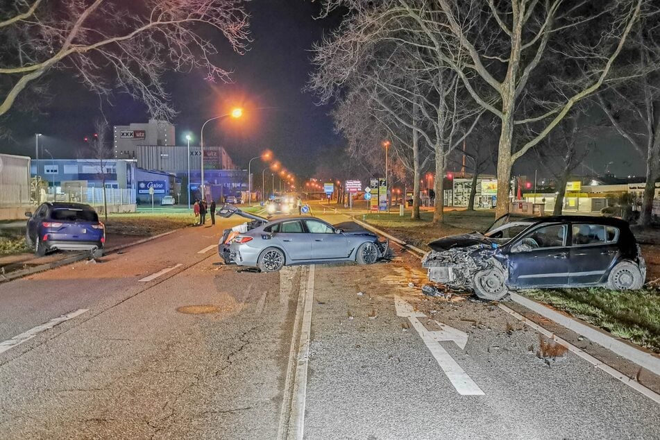 Alle beteiligten Fahrzeuge mussten abgeschleppt werden.