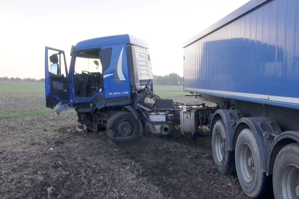 Der Lkw-Fahrer kam mit leichten Verletzungen ins Krankenhaus.
