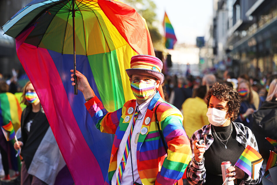 Bunt statt grau: Der CSD strahlt in vielen Farben für Vielfalt und Respekt.