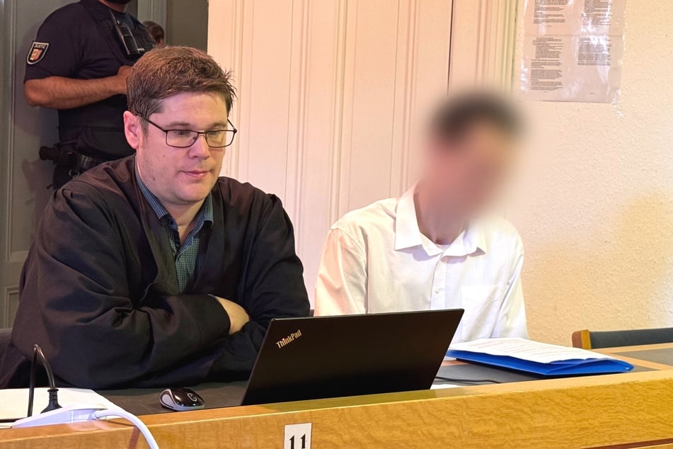 Der Angeklagte (r.) saß am Mittwoch neben seinem Anwalt, Patrick Schlicker, im Amtsgericht.