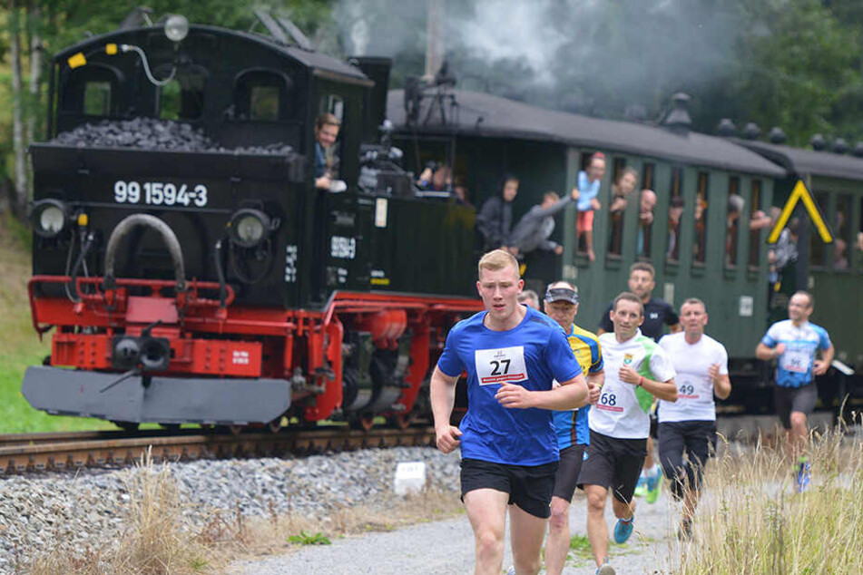 Auch den Berg hinauf: "Mensch" muss auf sieben Kilometern schneller sein als die 240-PS-Bahn.