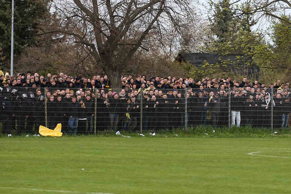 Ausgesperrt! Mehrere hundert Dynamo-Fans mussten beim letzten Auswärtsspiel in Magdeburg draußen bleiben. Ihnen wurde der Zugang zum Gäste-Block verweigert.