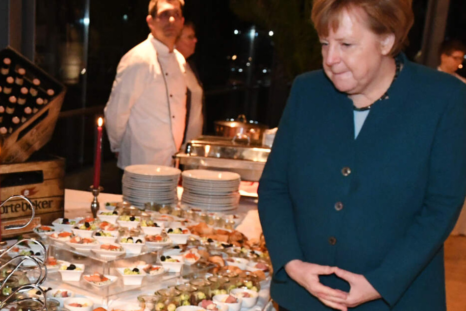 Bundeskanzlerin Angela Merkel (CDU) schaut sich auf dem Jahresempfang ihres Wahlkreises das Buffet an.