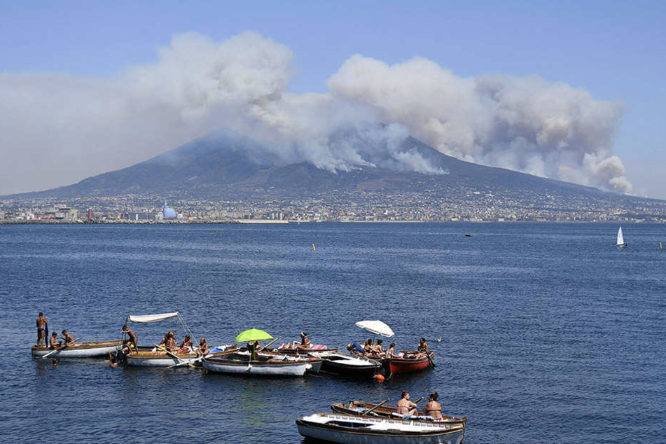 Der Vesuv steht in Flammen: Schwere Brände suchen das ganze Land derzeit heim.