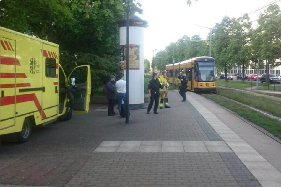 Rettungskräfte kümmerten sich um die verunglückte Person.