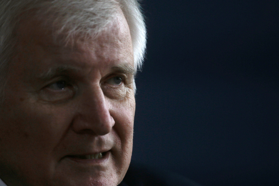 Berlin: Bundesinnenminister Horst Seehofer (CSU) spricht auf einer Pressekonferenz mit der Schweizer Justizministerin K. Keller-Sutter im Innenministerium.