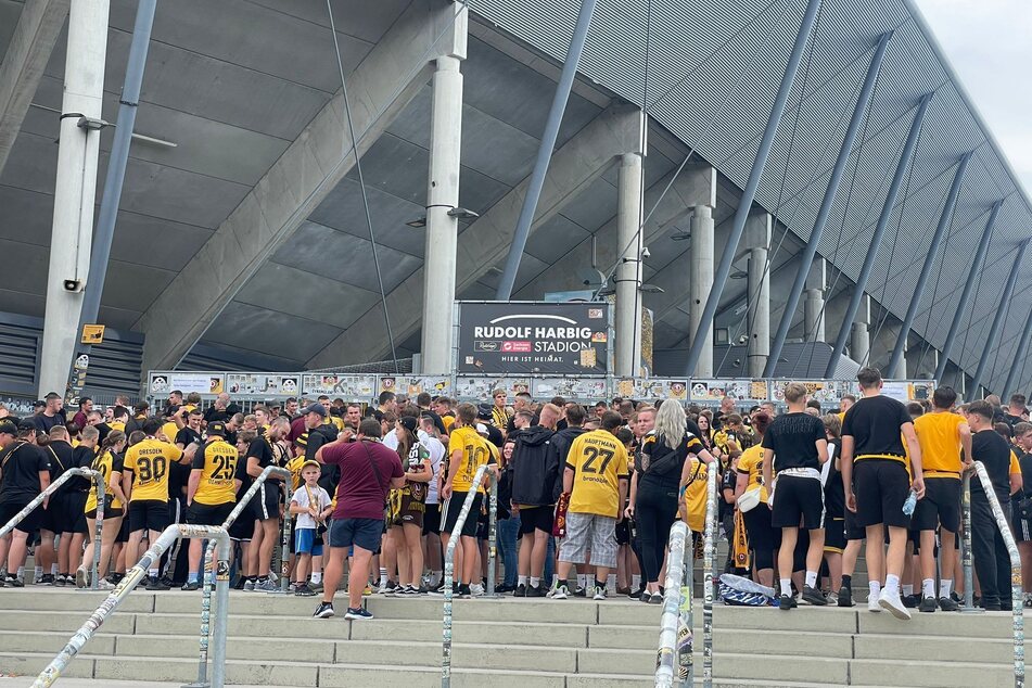 Beim K-Block standen die SGD-Fans schon mehr als eine halbe Stunde vor dem Einlass an.