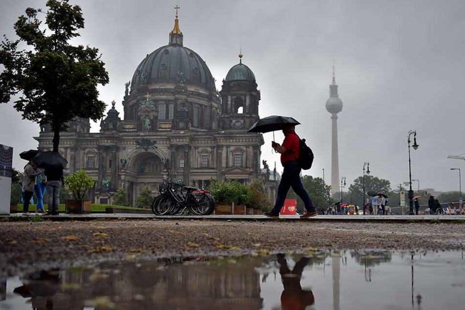 Auch wenn der Berliner Dom schon einiges gesehen und überstanden hat, hinterließ der Regen der vergangenen Tage doch seine Spuren.
