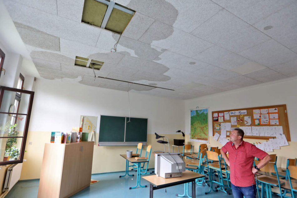 An der Decke von diesem Unterrichtsraum sind noch gut die Wasserflecken zu erkennen.