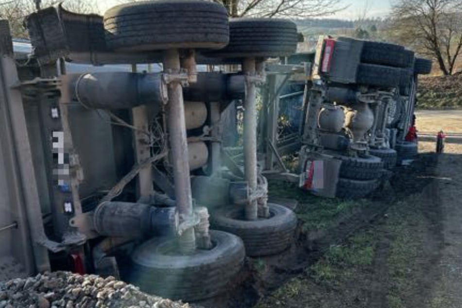 Der Sattelzug hatte beim Entladen die Stabilität verloren und war auf die Seite gekippt. Dabei durchschlug ein Teil der Kippmulde das Führerhaus.