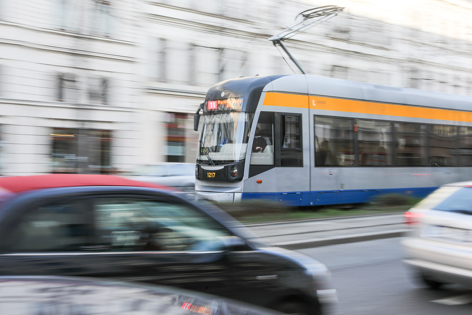 Ein 16 Jahre alter Fußgänger und drei Fahrgäste (82, 50, 25) wurden bei einem Straßenbahn-Unfall in Leipzig leicht verletzt. (Archivbild)