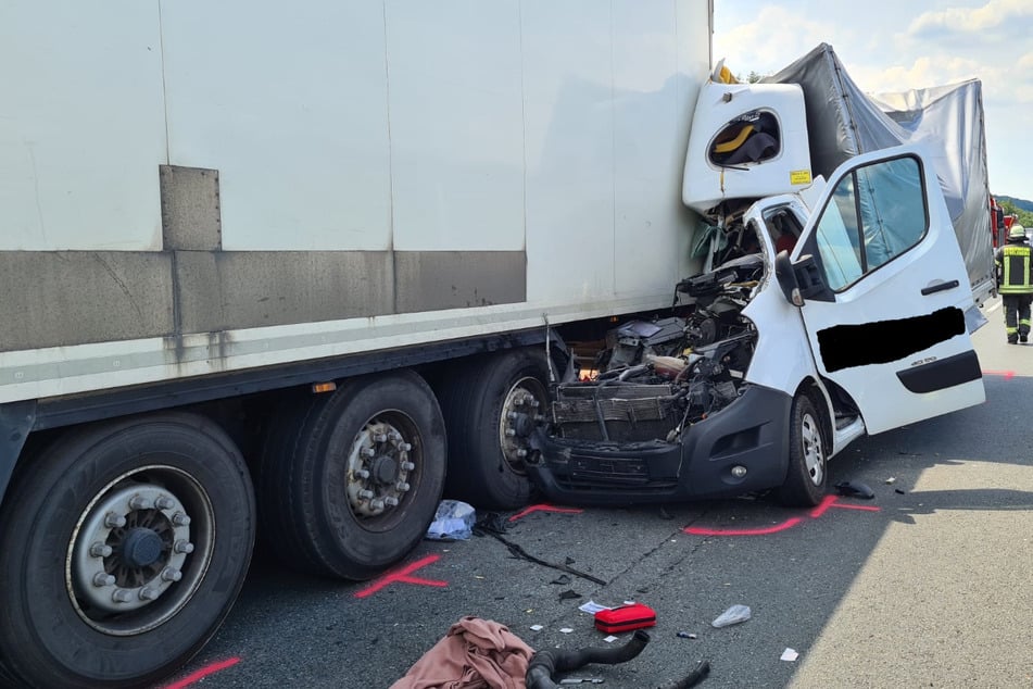 Unfall A1: Fahrer schwebt in Lebensgefahr! Transporter und Lkw verkeilen sich auf der A1