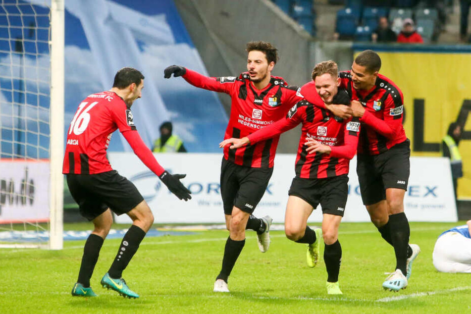 Tor für Chemnitz, Rafael Garcia (l.), Philipp Hosiner, Erik Tallig und Noah Awuku (r.) jubeln nach dem Treffer zum 1:2.