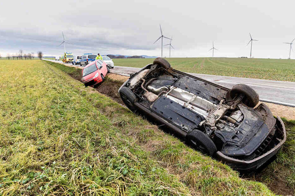 Der Touran war bei dem Crash auf dem Dach gelandet.