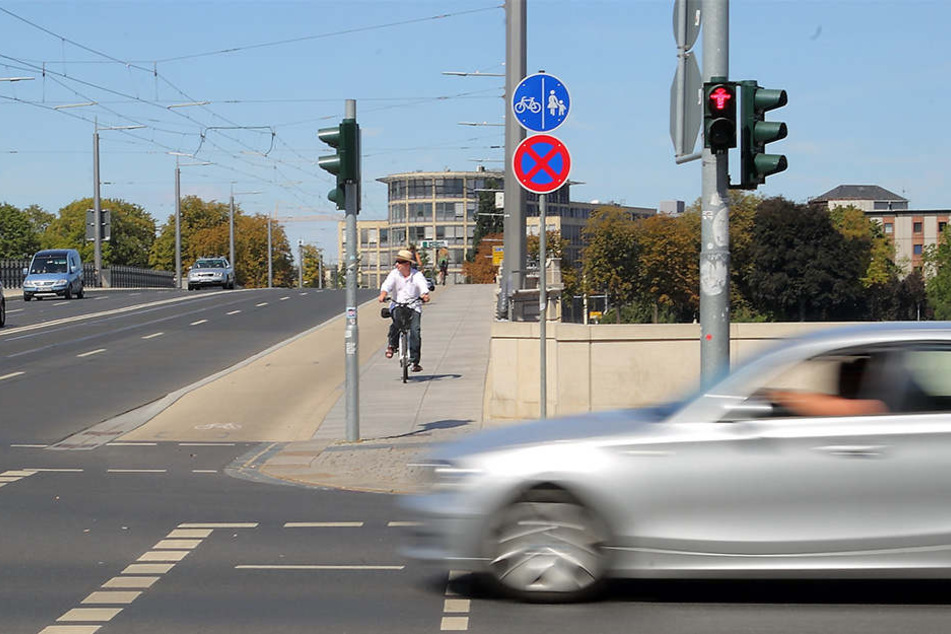 An dieser Kreuzung an der Albertbrücke wurde der Stadtrat vom Rad gefegt.