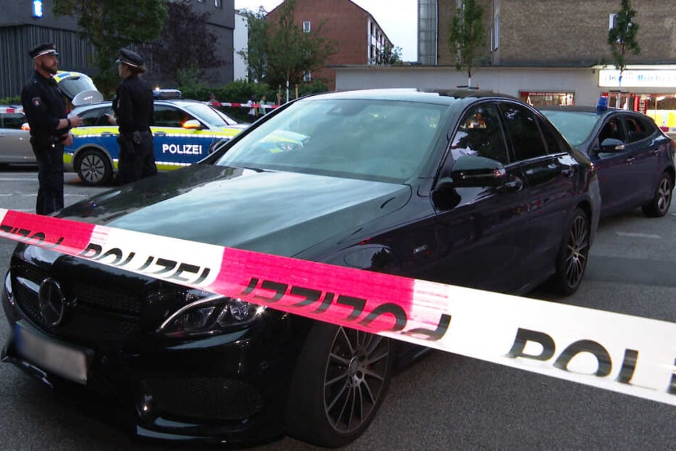 Das Fluchtfahrzeug, ein hochwertiger Mercedes, ließ der Täter einfach zurück.