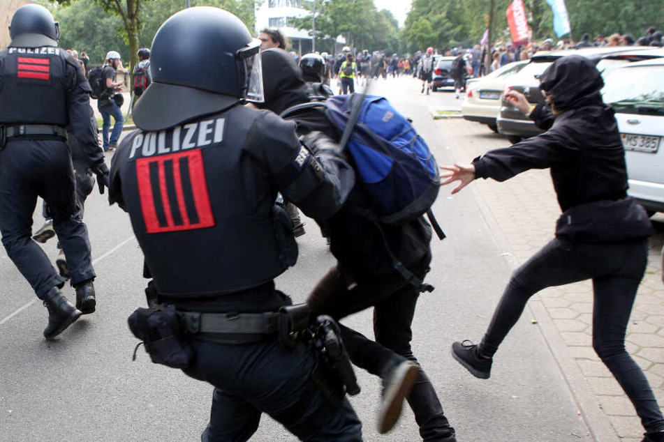G20-Proteste 2017 in Hamburg: Ein Polizist geht mit Knüppel gegen Demonstranten vor.