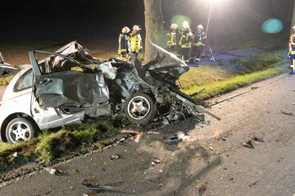 Der Fahrer krachte mit seinem Nissan gegen zwei Bäume.