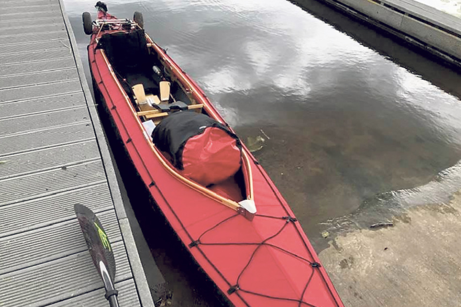 Der Aufbau hat geklappt, das Faltboot liegt startklar im Wasser.