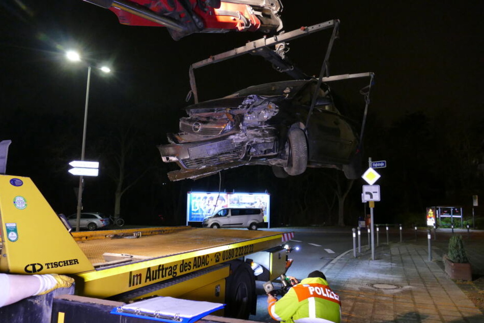 Der Opel wurde schwer beschädigt und musste abgeschleppt werden.