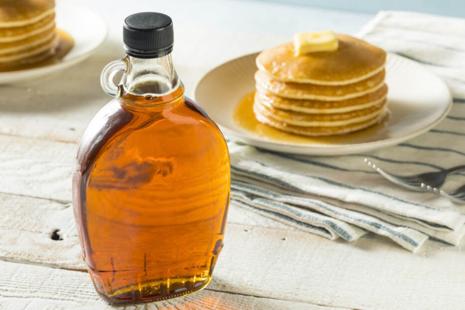 Maple Sirup: Der klassische Begleiter für Pancakes.