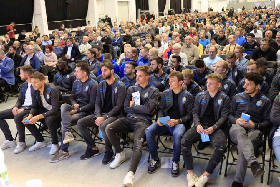 Die Mitgliederversammlung des Chemnitzer FC e.V. in der Messe Arena.
