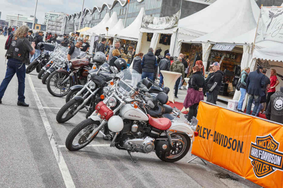 Besucher der "Harley Days" betrachten die zur Schau gestellten Motorräder.