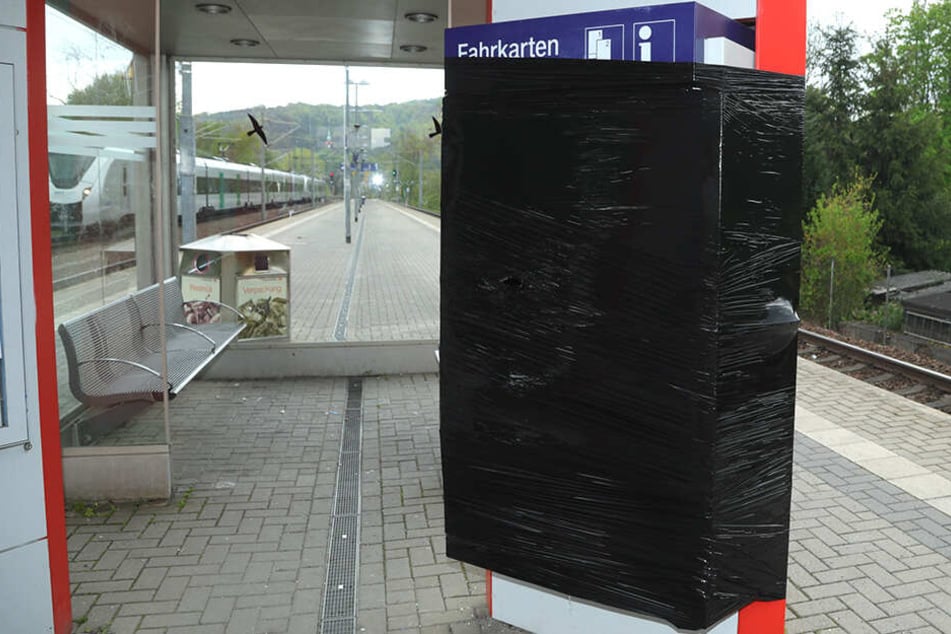 Der Automat wurde beschädigt. Das Geld und die Fahrscheinrollen blieben unversehrt.