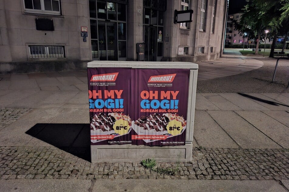 Vor dem ehemaligen Bürgerbüro Altstadt an der Theaterstraße finden sich ebenfalls illegale Plakate.