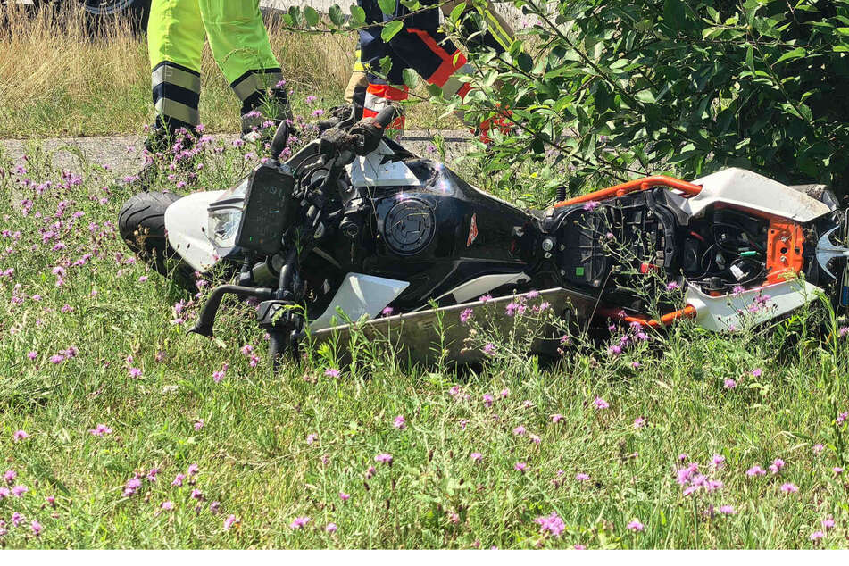 Die Maschine des schwerverletzten Bikers nach dem Unfall.