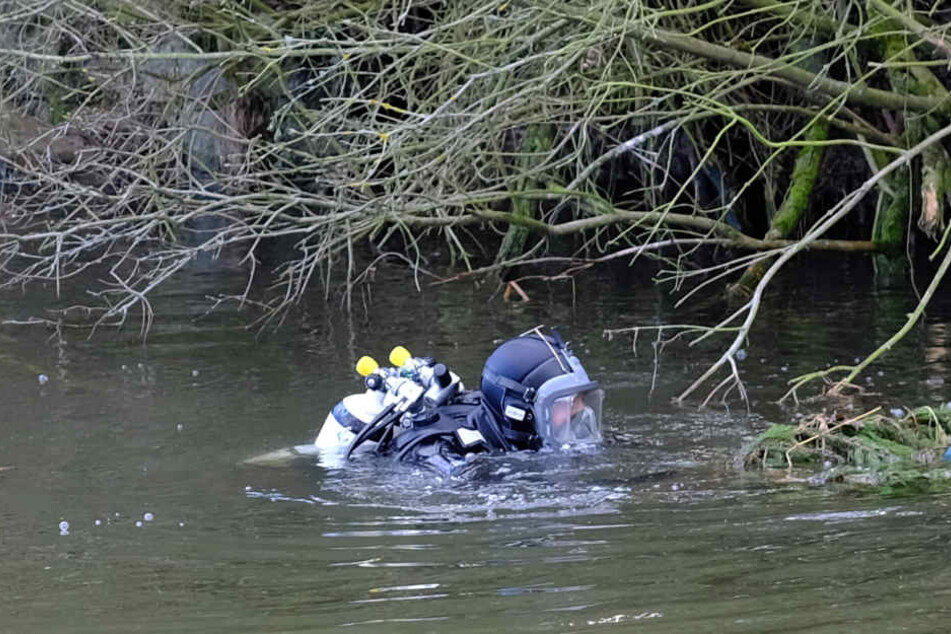 Fahndung im eiskalten Wasser: Polizeitaucher sind auch am Freitag wieder in der Mulde.