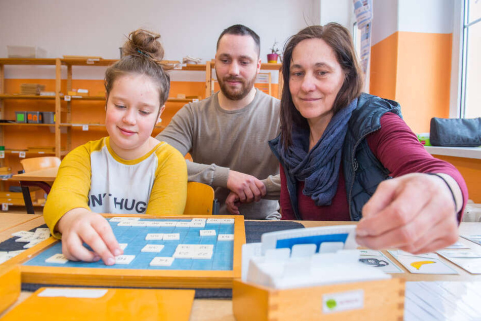 Zweitklässlerin der Montessori-Grundschule, Lena Esche, mit dem Jugendstätten-Geschäftsführer Christoph Stocker und Schulleiterin Irmgard Stocker (53).