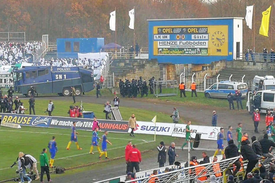 In der 48. Minute mussten die Mannschaften das Spielfeld kurzzeitig verlassen.