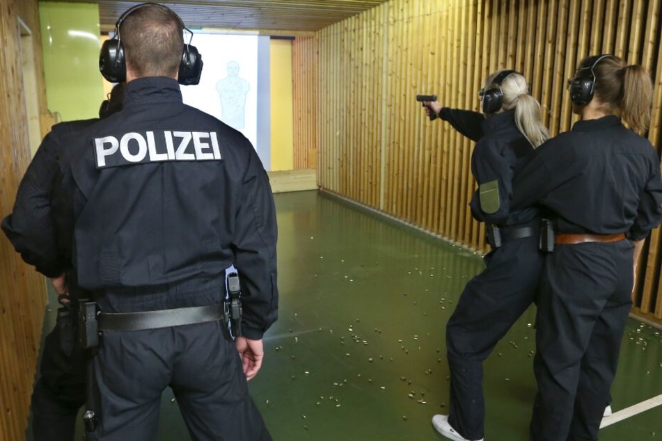 Viele Polizisten schaffen es oftmals nicht, regelmäßig auf den Schießstand zu gehen. (Symbolbild)