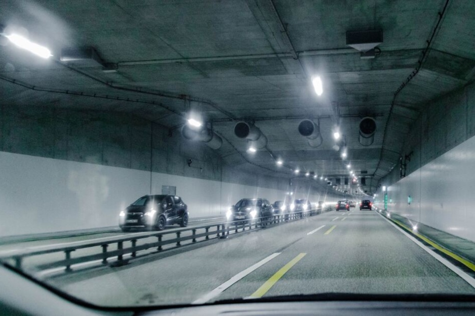 Fahrzeuge fahren durch den Lärmschutztunnel der A7 in Schnelsen.