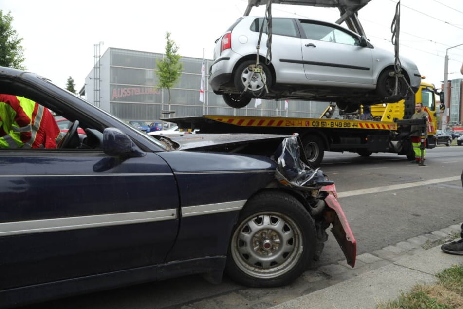 Der Polo musste abgeschleppt werden, der Fahrer wurde verletzt, nachdem ein Mann mit seinem Toyota in seine Wagen geknallt war.