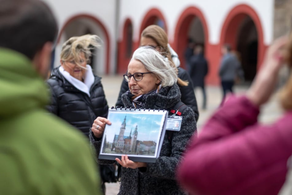 Gästeführerin Ramona Wagner erklärt die Architektur des Rathauses.