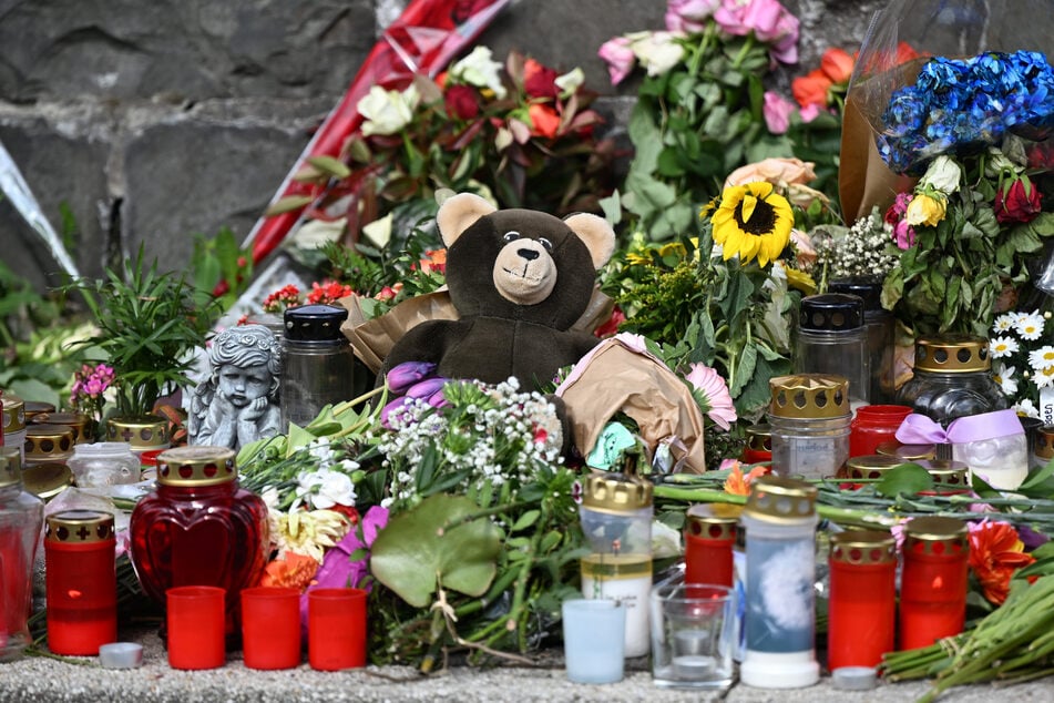 Nach dem Tod der jungen Frau wurden unzählige Blumen, Kerzen und Stofftiere an der Unfallstelle abgelegt.