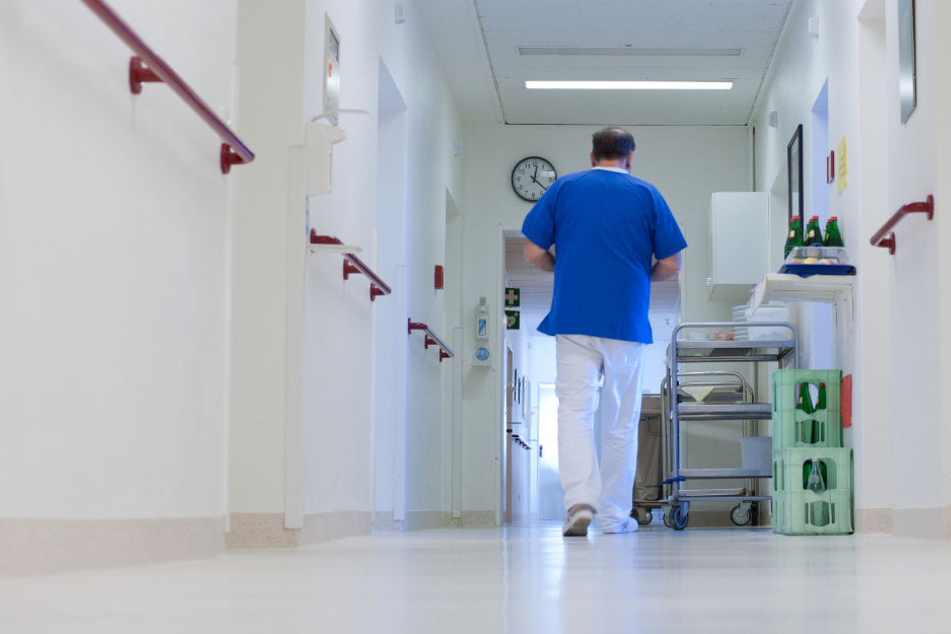 Der Junge war im Krankenhaus gewesen, nach seiner Rückkehr gestorben. Jetzt meldete sich das Landratsamt zu Wort. (Symbolbild)