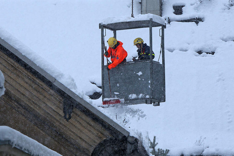 Das THW kämpfte am Sonntag pausenlos mit dem Schnee.