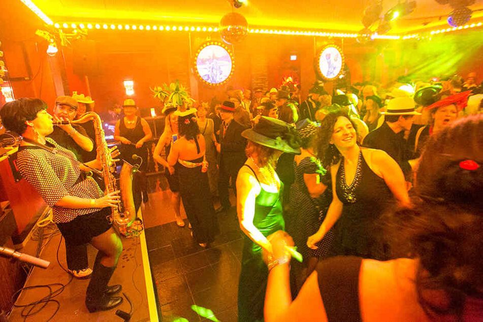 In der berühmten Kakadu-Bar zelebriert der Club "Pussytotalbar" zum Filmball die Hits der 80er Jahre.